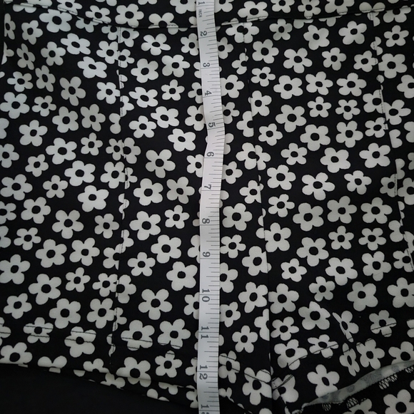 Forever 21 Black & White Daisy Shorts - Picture 4 of 7